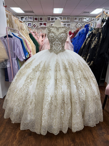 House of wu style 26941 in white/gold size 8